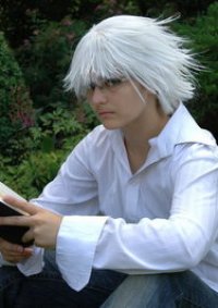 Cosplay-Cover: Vergil [looking through glasses]