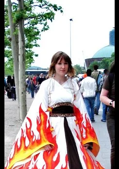 Cosplay-Cover: Sakura Hime Feuerkimono