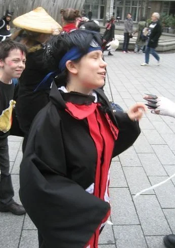 Cosplay-Cover: Akatsuki no Sasuke im Krüppel Mantel >__>