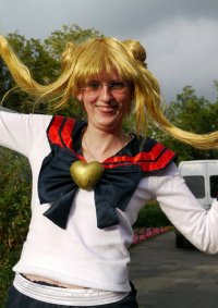 Cosplay-Cover: Usagi Tsukino in der Schuluniform der Starlight St