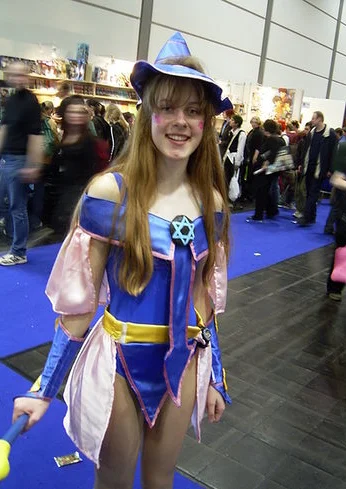 Cosplay-Cover: Schwarzes Magiermädchen