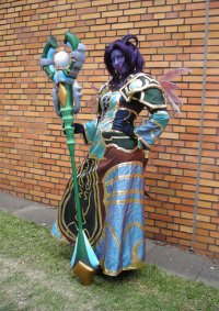 Cosplay-Cover: Draenei Priesterin T7,5
