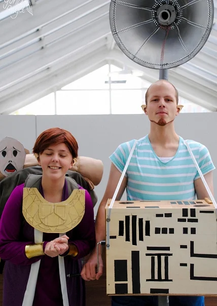Cosplay-Cover: Maskenhändler (Happy Mask Salesman)
