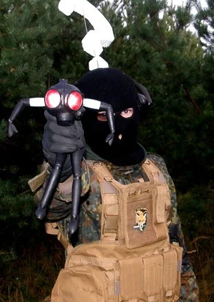 Cosplay-Cover: Genome Soldier (mit Mantis Dolls)