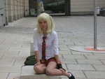 Cosplay-Cover: Misa in Schuluniform und blond XDD