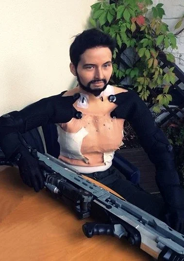 Cosplay-Cover: Adam Jensen (Deus Ex)