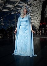 Cosplay-Cover: Celebrían (blaues Kleid)