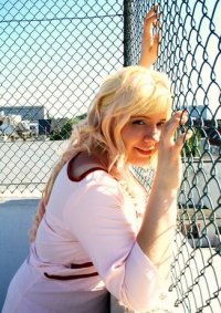 Cosplay-Cover: Sheryl Nome (rosa Kleid)