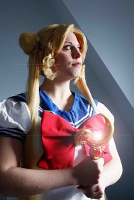 Cosplay-Cover: Usagi Tsukino Schuluniform