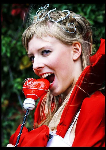 Cosplay-Cover: Herzkönigin by oelfe