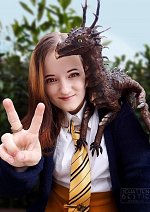 Cosplay-Cover: Hufflepuff Dragon Nerd