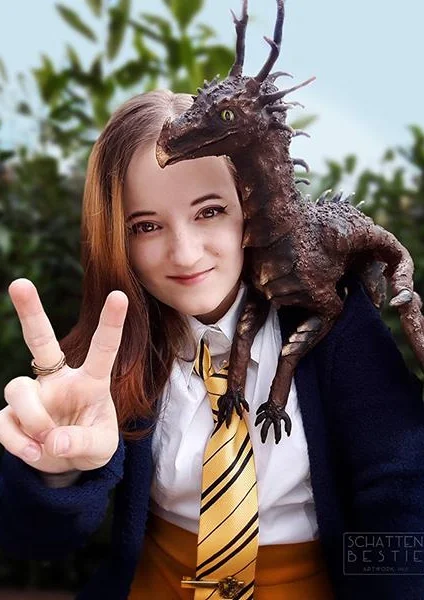 Cosplay-Cover: Hufflepuff Dragon Nerd