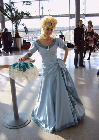 Cosplay-Cover: Lady Oscar im Ballkleid