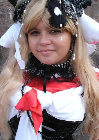 Cosplay-Cover: Chii in rotes Kleid