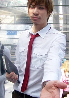 Cosplay-Cover: Light Yagami (Schuloutfit)
