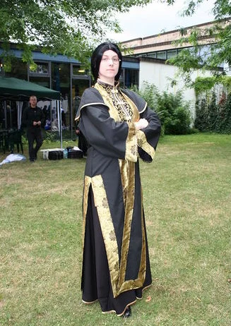 Cosplay-Cover: König Temudan ~ Genbu Kaiden (Bühnenkostüm)
