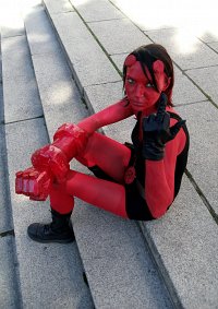 Cosplay-Cover: Hellboy (female)