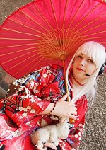 Cosplay-Cover: Haku Yowane (roter Kimono)