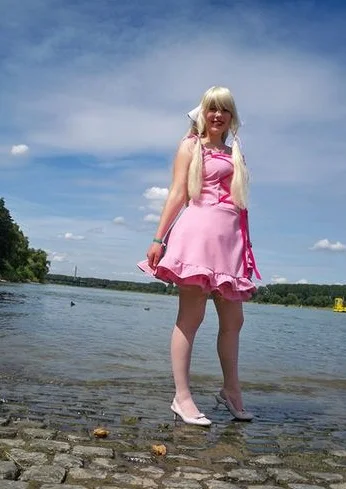 Cosplay-Cover: Chii (rosa Kleid)