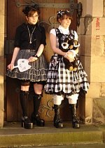 Cosplay-Cover: Gothic Lolita mit PolkaDots