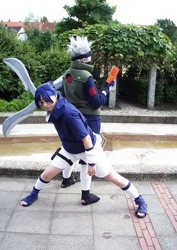 Cosplay-Cover: Sasuke Uchiha (Blau-weißes Outfit)