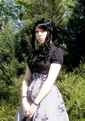 Cosplay-Cover: Gothic Lolita in schwarz-grau