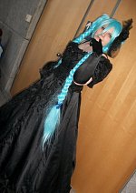 Cosplay-Cover: Miku im Gothic Abendkleid