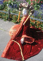 Cosplay-Cover: Königin Amidala (rote Senatsrobe Episode I )