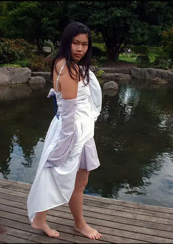 Cosplay-Cover: Weißes Schnürkleid