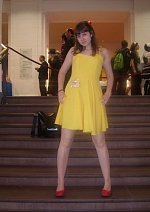Cosplay-Cover: Asuka im gelben Sommerkleid