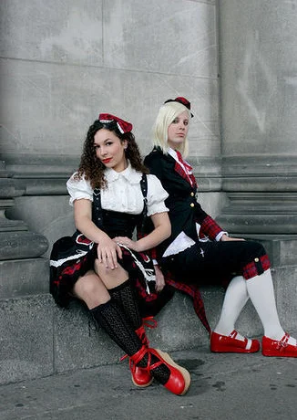 Cosplay-Cover: red Hearts and red Plaid