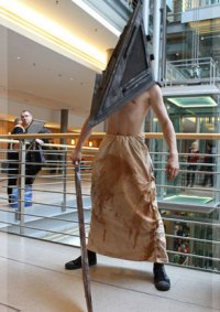 Cosplay-Cover: Pyramid Head Version 1