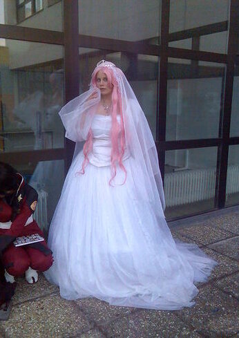 Cosplay-Cover: Eupemia im Hochzeitskleid