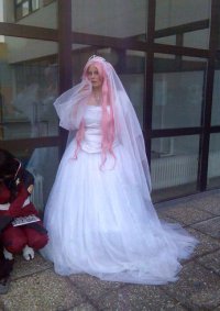 Cosplay-Cover: Eupemia im Hochzeitskleid