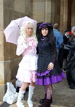 Cosplay-Cover: Kuro Lolita mit einem Hauch violett, inklusive Anl