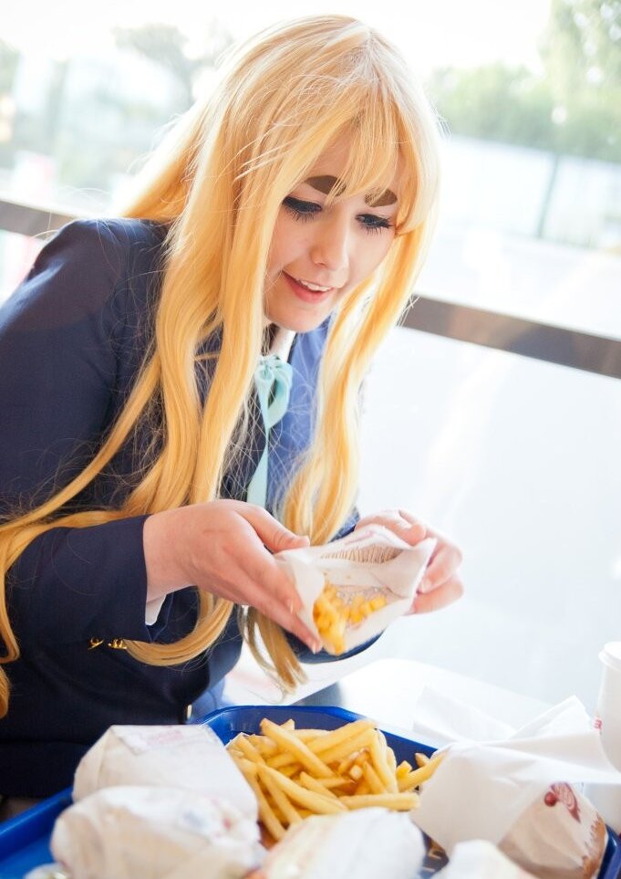 Cosplay-Cover: Tsumugi Kotobuki (Schuluniform)