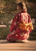 Cosplay-Cover: Roter Yukata mit Blumen