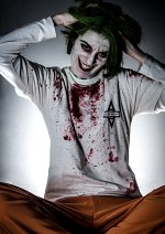 Cosplay-Cover: The Joker [Arkham Uniform]