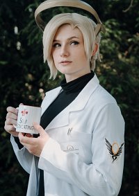 Cosplay-Cover: Angela "Mercy" Ziegler [Doctor]