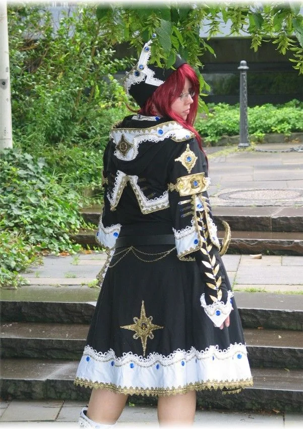 Cosplay-Cover: Esther in der Empire Version