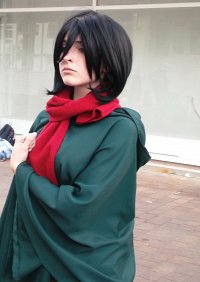 Cosplay-Cover: Mikasa Ackerman [mit Umhang]