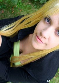 Cosplay-Cover: Winry Rockbell (travel dress)