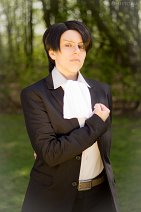 Cosplay-Cover: Levi リヴァイ (Folge 25 - Suit)