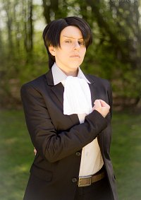 Cosplay-Cover: Levi リヴァイ (Folge 25 - Suit)