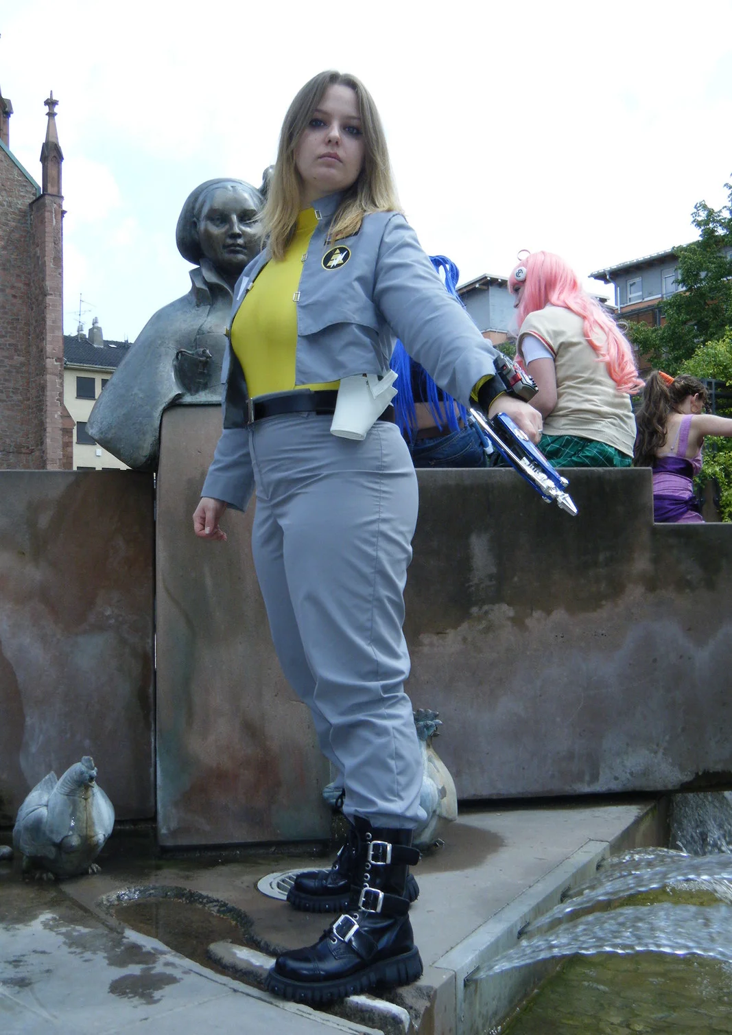 Cosplay-Cover: Ashley Yellow Space Ranger Spaceship Uniform