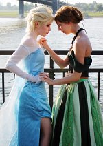 Cosplay-Cover: Elsa von Arendelle (Eisoutfit)