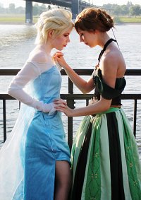 Cosplay-Cover: Elsa von Arendelle (Eisoutfit)