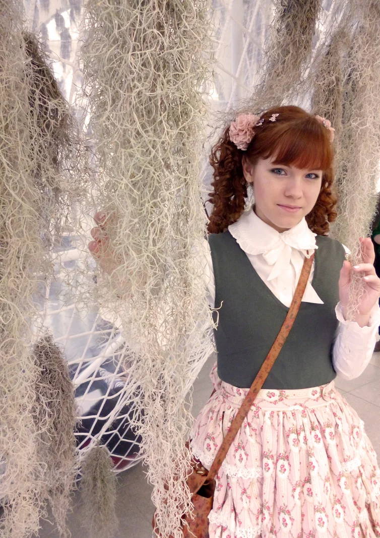 Cosplay-Cover: Blumige Streberlolita im Museum