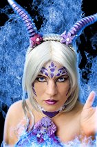 Cosplay-Cover: violettes Drachenmädchen