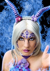 Cosplay-Cover: violettes Drachenmädchen